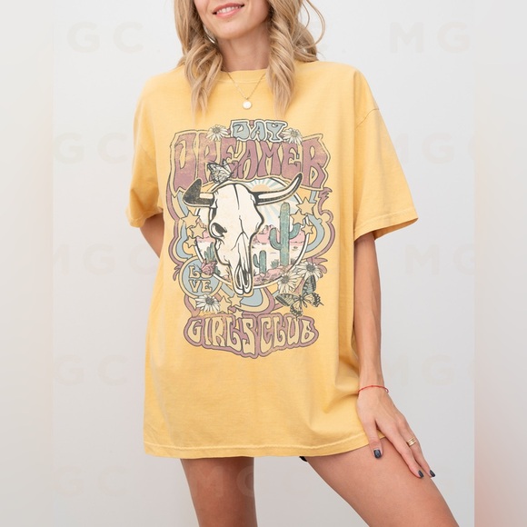 🚨 SALE 🚨 Comfort Colors Day Dreamer Girls Club Distressed Graphic Tee Shirt - Picture 6 of 10